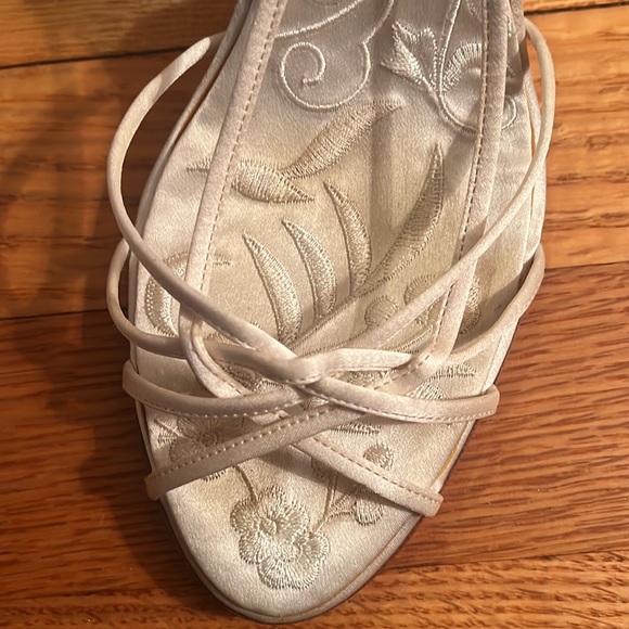 Badgley Mischa Ivory Satin Embroidered sandals size 7. 4in heels leather sole - Picture 7 of 7